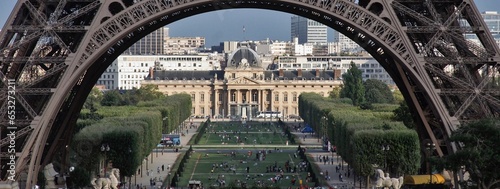 Particolare della Torre Eiffel con lo sfondo di Parigi photo