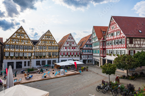 Blick auf den alten Marktplatz in der historischen Altstadt von Herrenberg/ Baden-Württemberg an der deutschen Fachwerkhausstraße
