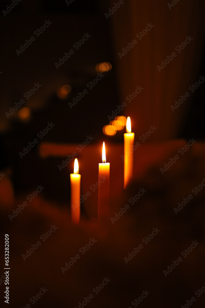 Płomienie świec, wspomnienie wszystkich świętych, 1 listopad. Candle flames, commemoration of all saints, November 1. - obrazy, fototapety, plakaty 