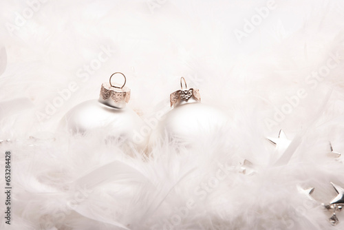 Weihnahchtskugeln dekoriert in einer Federboa