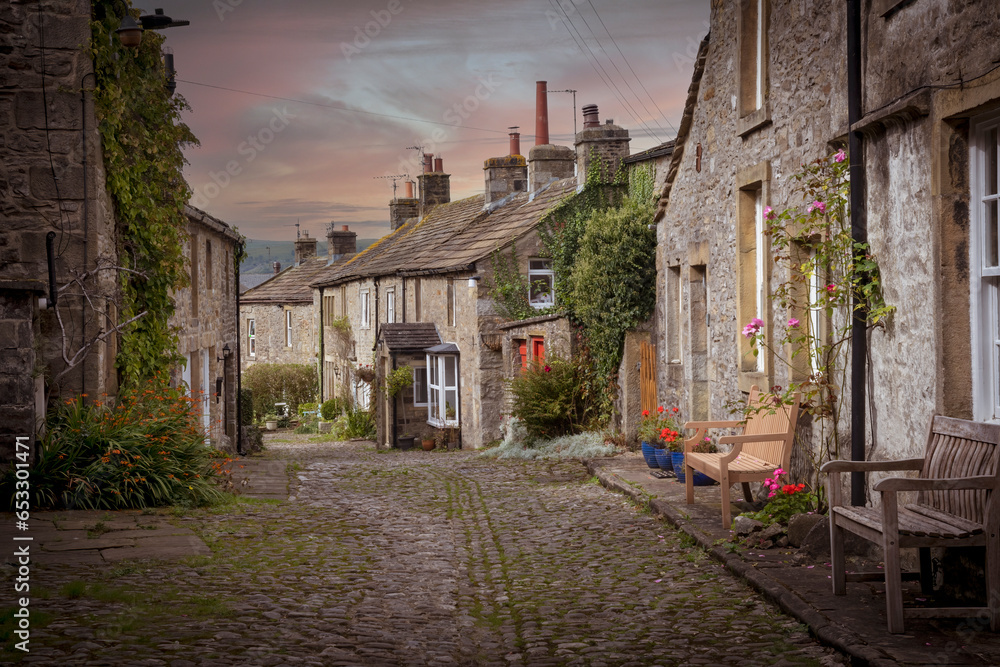 Typical street architecture in North Yorkshire town - obrazy, fototapety, plakaty 
