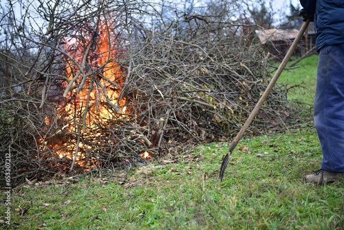 Obraz na płótnie
A gardener burns waste branches in a garden in a village traditionally
w salonie