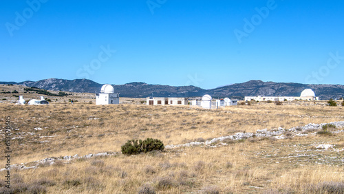 Paysage superbe des Préalpes d'Azur près de Caussols avec la station astronomique du plateau de Calern et ses nombreuses coupoles de télescope dans un environnement de steppe photo