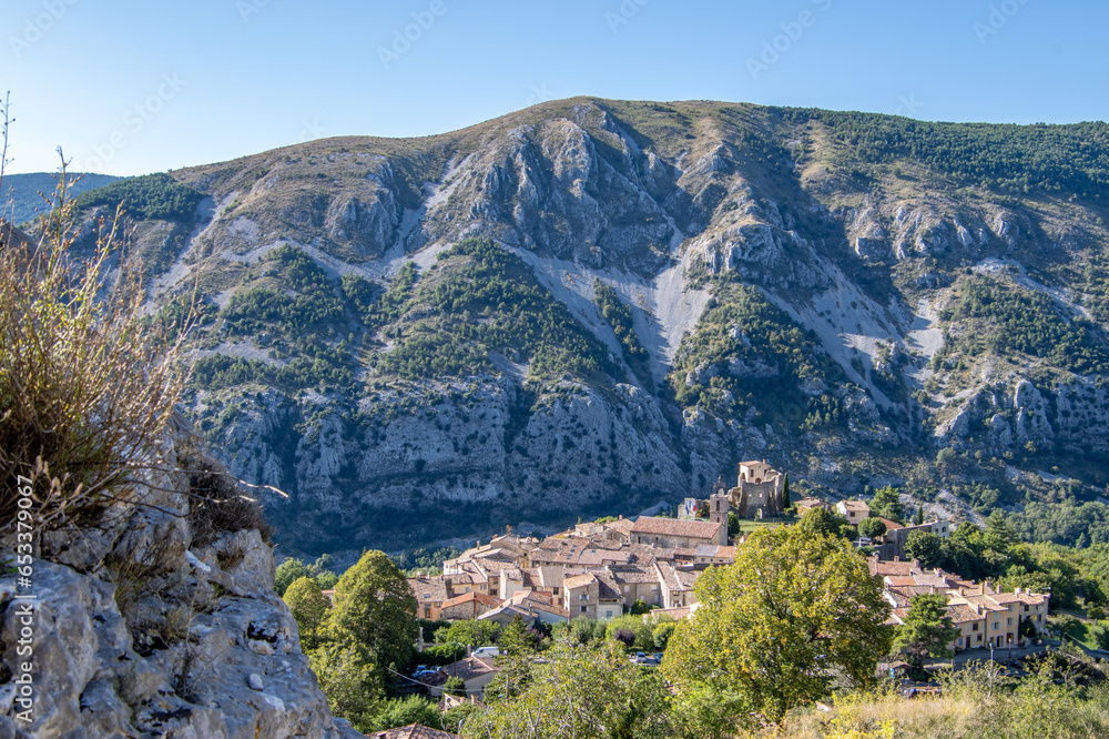 Le village médiéval de Gréolières dans les Préalpes d'Azur près de Grasse