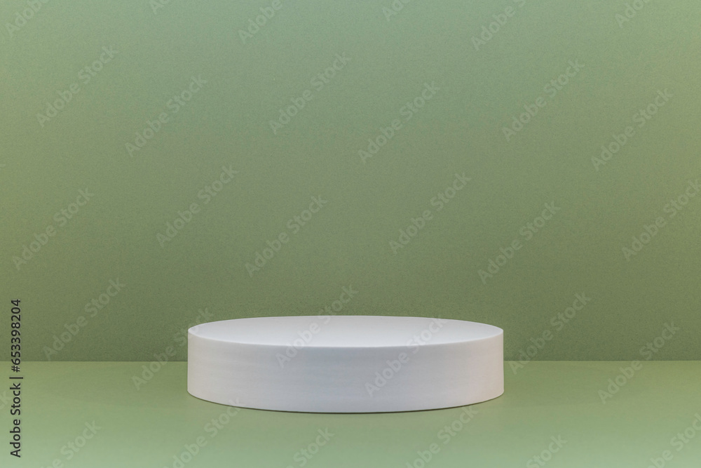 Arrière plan vert avec présentoir pour des produits avec un rendu 3 D. Plate-forme vide avec podium pour cosmétique, bijoux, maquette ou autres objets. Arrière plan vert avec présentoir pour des produits avec un rendu 3 D. Plate-forme vide avec podium pour cosmétique, bijoux, maquette ou autres objets.