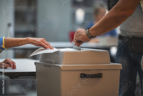 Ein Wähler wirft seinen Stimmzettel in die Wahlurne. Symbolbild für Wahlen und Abstimmungen..24.09.2023 photo
