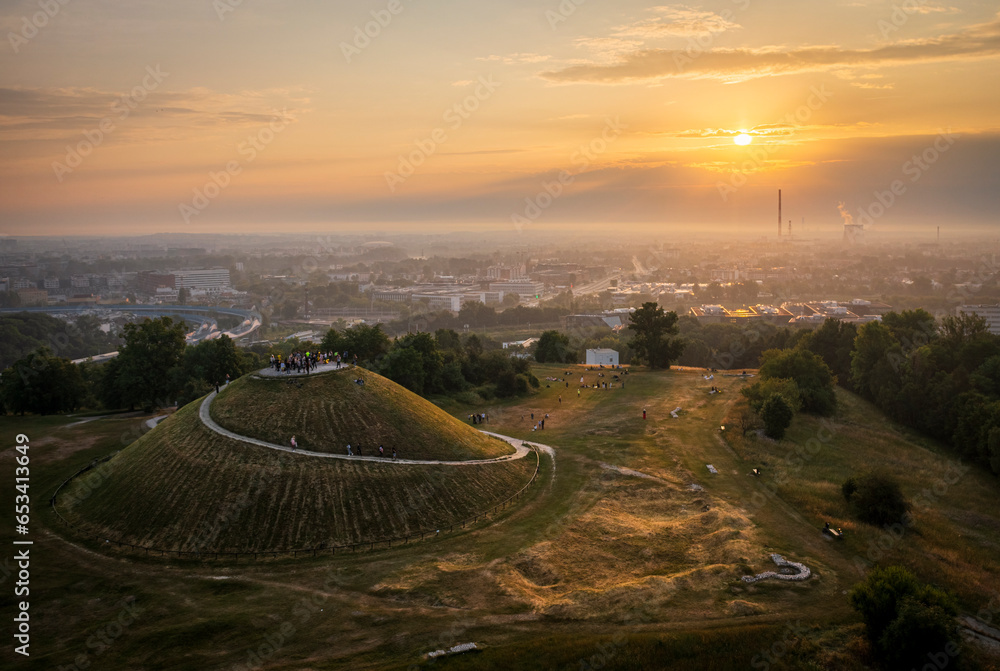 Obraz na płótnie Foggy sunrise over Krakus Mound in Krakow, Poland during Welcome to summer event. w salonie