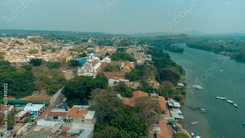 Cañón del Sumidero en Chiapa de Corzo Vista aéra al Pueblo Mágico  y puerto de lanchas en el río.