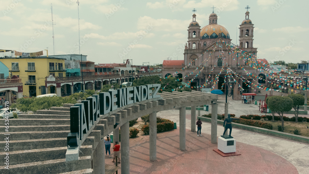 Obraz premium Iglesia y glorieta, rotonda pueblo y ciudad de Jalpa de Méndez cerca de Villahermosa, Tabasco desde vista aérea en drone 