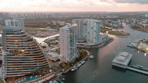 Fototapeta Naklejka Na Ścianę i Meble -  Vista aérea de edificios y hoteles en la zona hotelera de Cancún, Quintana Roo a la orilla del mar y playa con drone. 