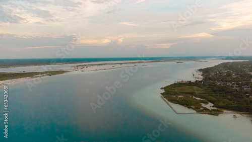  Vista aérea de Bacalar la laguna de los 7 colores en Campeche, México cerca de Chetumal en Quintana Roo