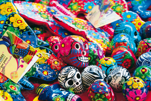Hermosas artesanías mexicanas, coloridos textiles y calaveritas de barro y cerámica pintadas a mano. 
