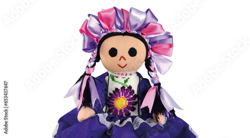 Colorida muñeca tradicional mexicana, hecha a mano por un miembro de un grupo étnico llamado "Otomíes". Muñeca con trenzas y preciosos listones, sobre fondo blanco.