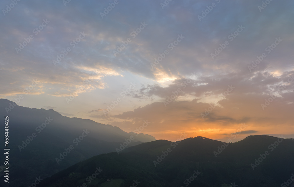 Blick über die Pyränäen bei Sonnenuntergang, Luftbild
