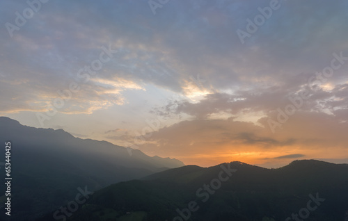 Blick über die Pyränäen bei Sonnenuntergang, Luftbild © tronixAS