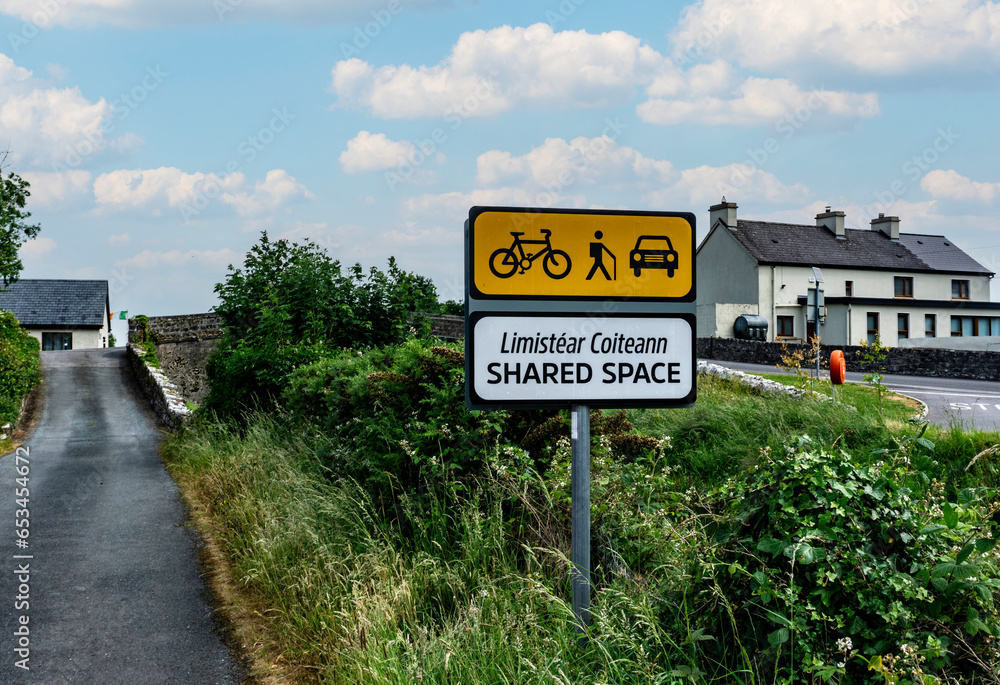Obraz premium A sign along the Royal Canal, in Cloondara, County Longford indicating the the narrow roadway is a shared space for cars, cyclists and pedestrians.