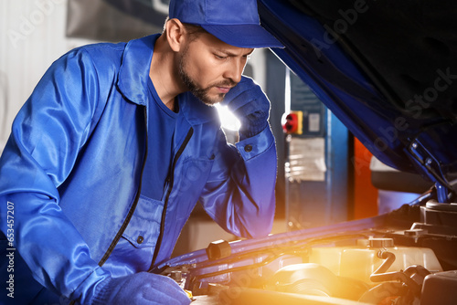 Male mechanic working in ca...
