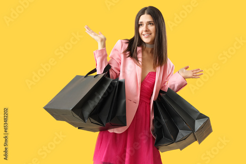Young woman with shopping b...