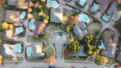 Tableau sur toile Aerial View of Neighborhood Cul-de-Sac Pools
