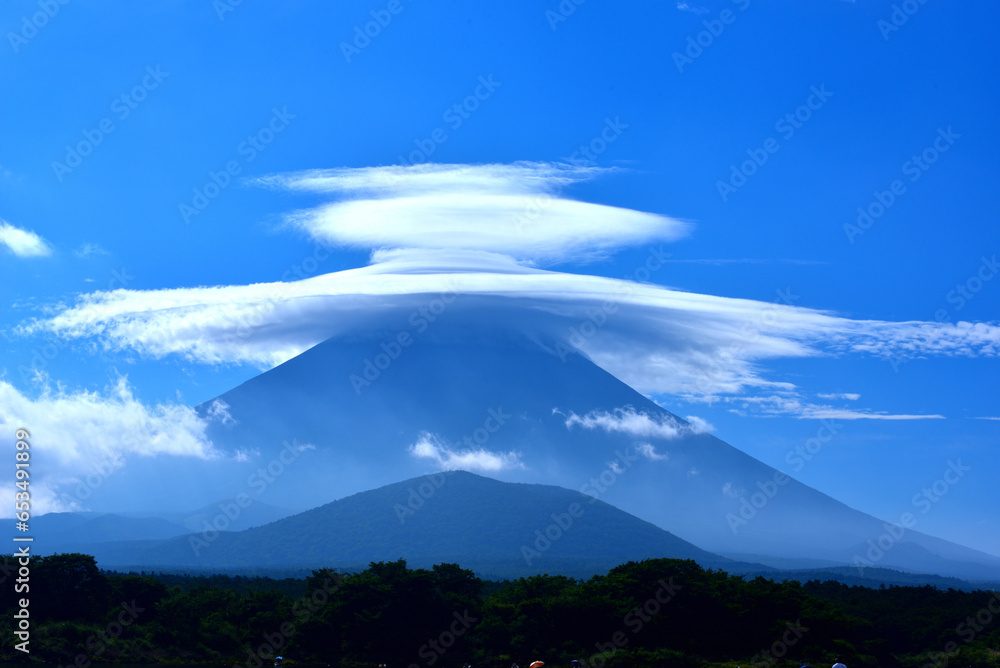 笠雲と富士山，精進湖