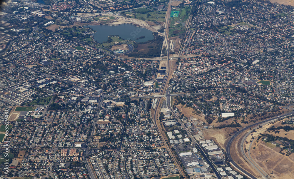 Fototapeta premium Aerial View Of Suburbs California With Lake Buildings Roads