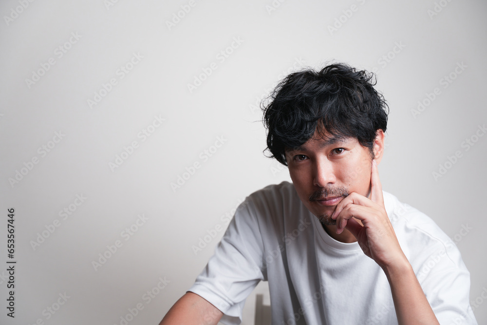 見つめる男性 見つめる男性