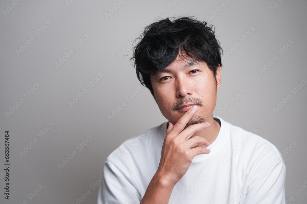 見つめる男性 見つめる男性