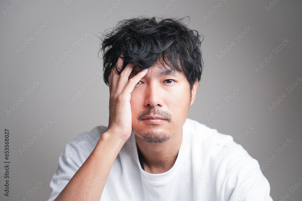 顔に手を当てる男性 顔に手を当てる男性