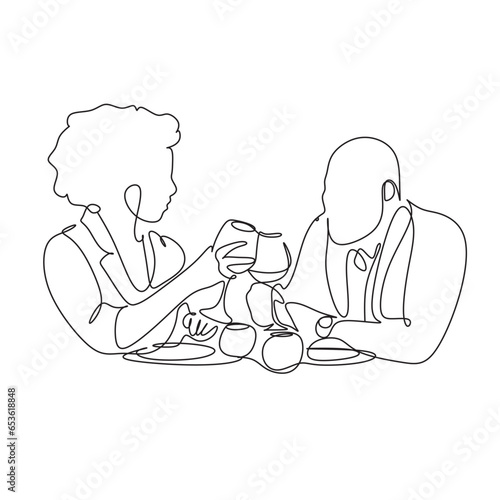 One line drawing. A man and a woman have lunch in a restaurant.
Fashionable couple style.