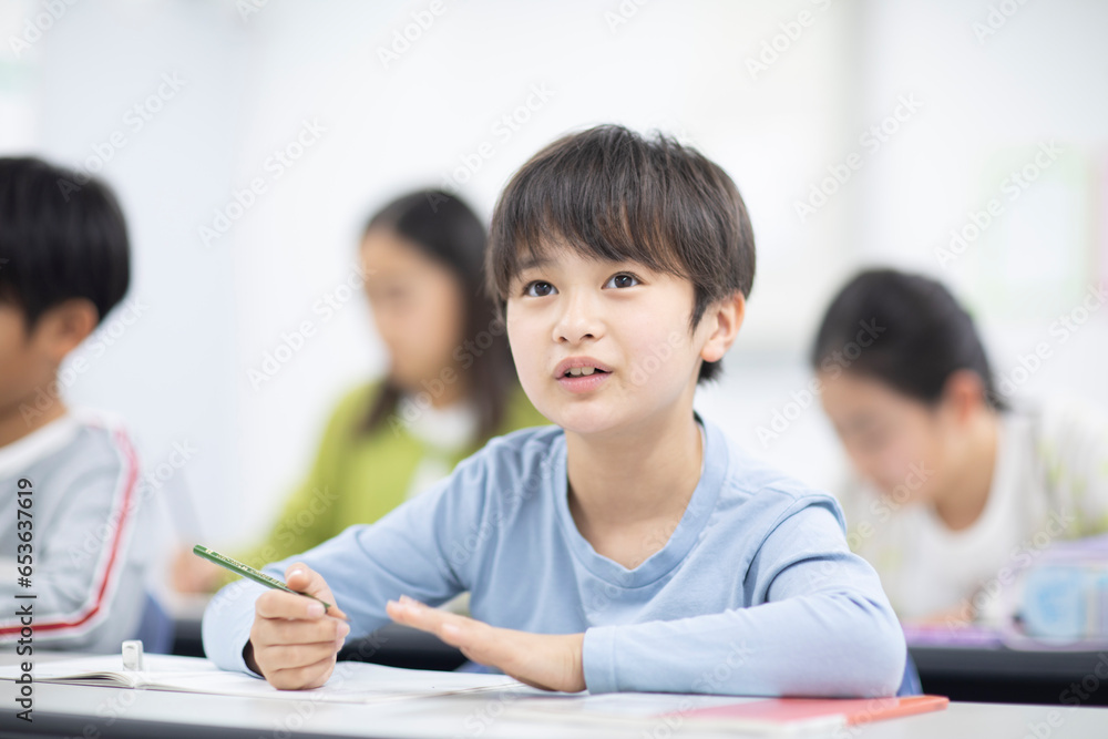 勉強をする小学生