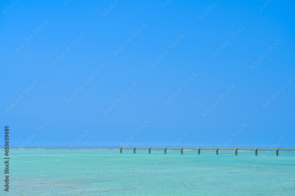 青い空とエメラルドグリーンの海に架かる那覇空港の誘導灯　　　【沖縄風景】