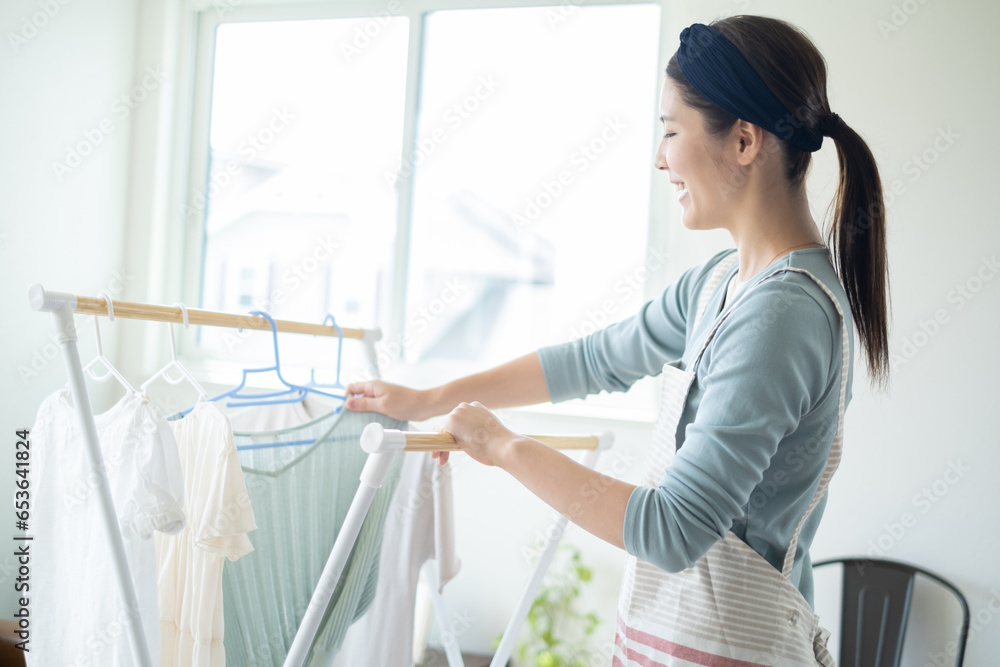 洗濯物を干す女性 洗濯物を干す女性