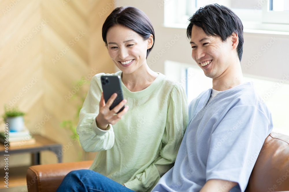 スマホを見る男女 スマホを見る男女