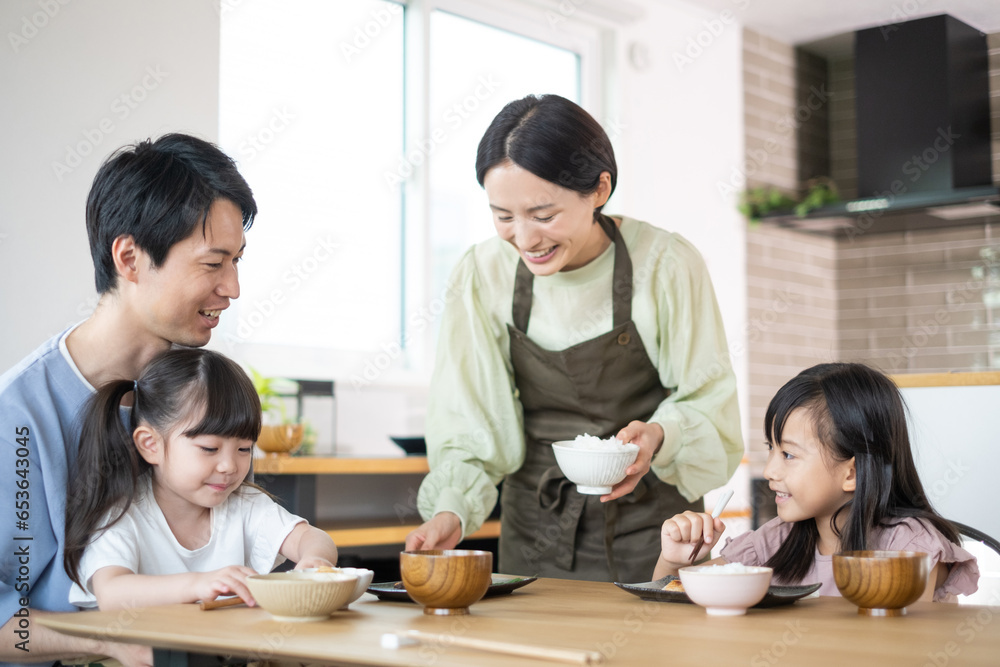 食卓を囲む家族