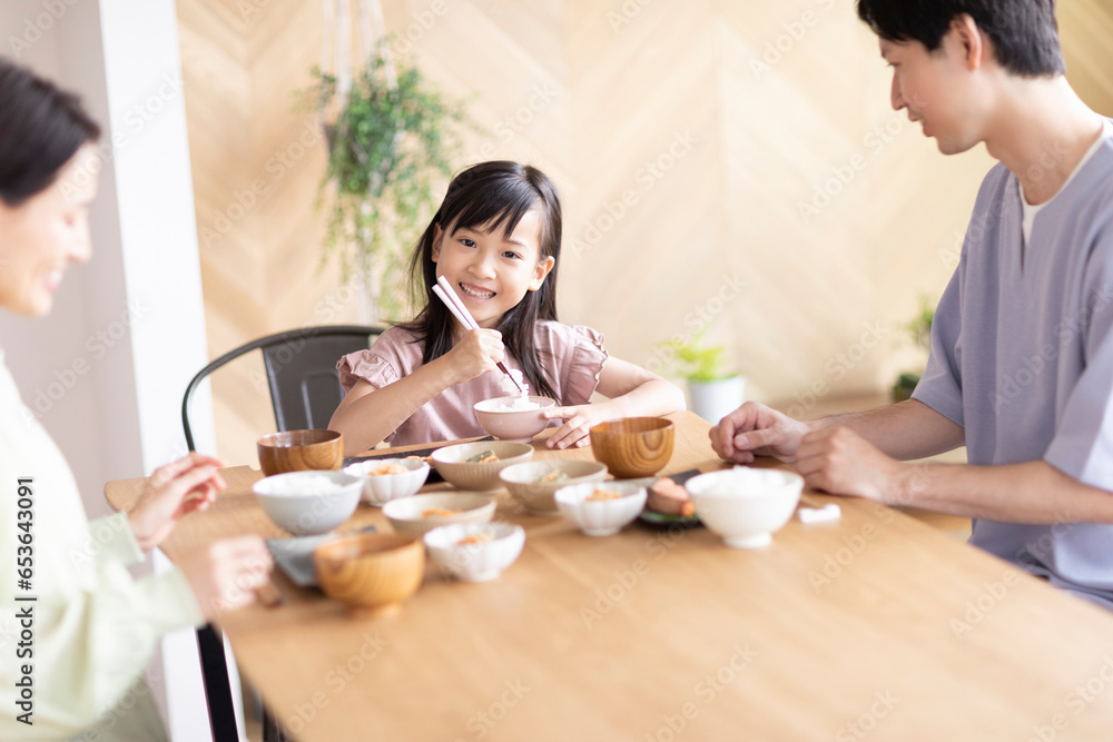 食卓を囲む家族 食卓を囲む家族