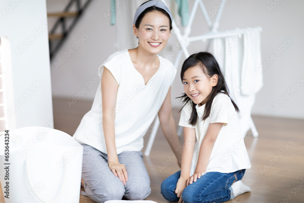 洗濯物を畳む母娘 洗濯物を畳む母娘