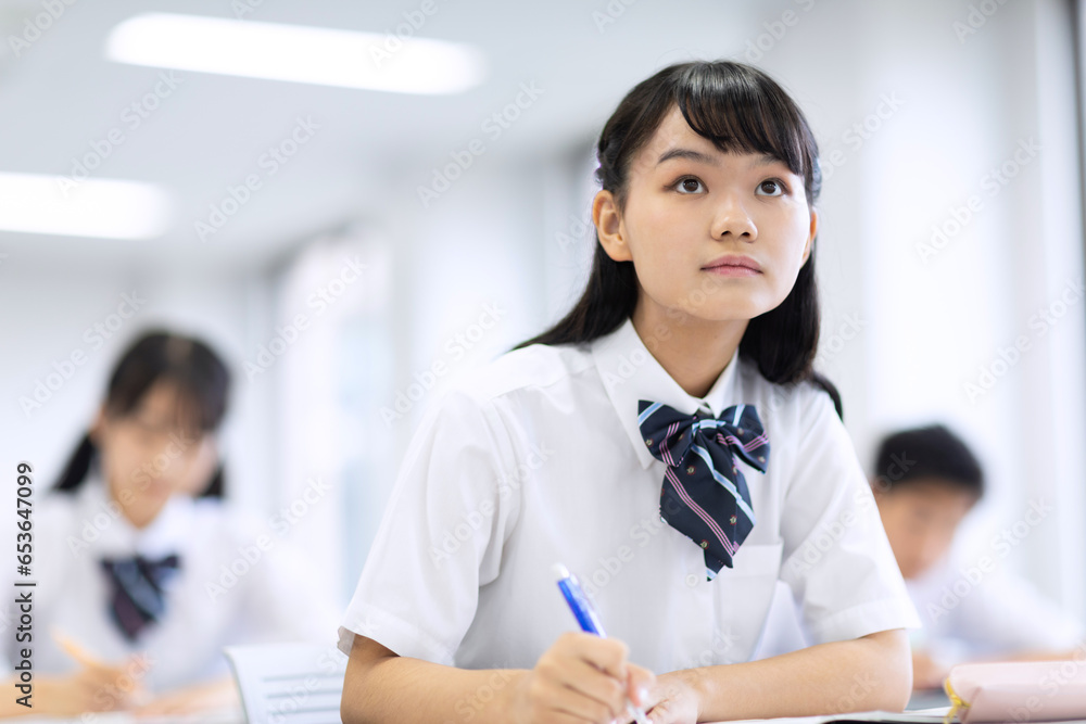 授業を受ける学生 授業を受ける学生