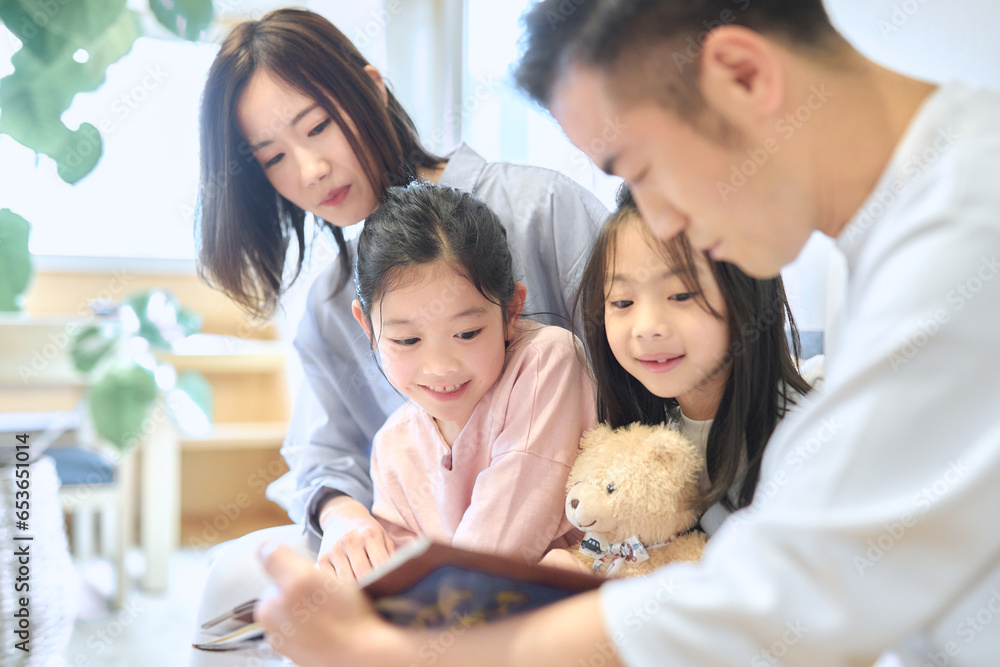ソファで本を読む家族 ソファで本を読む家族