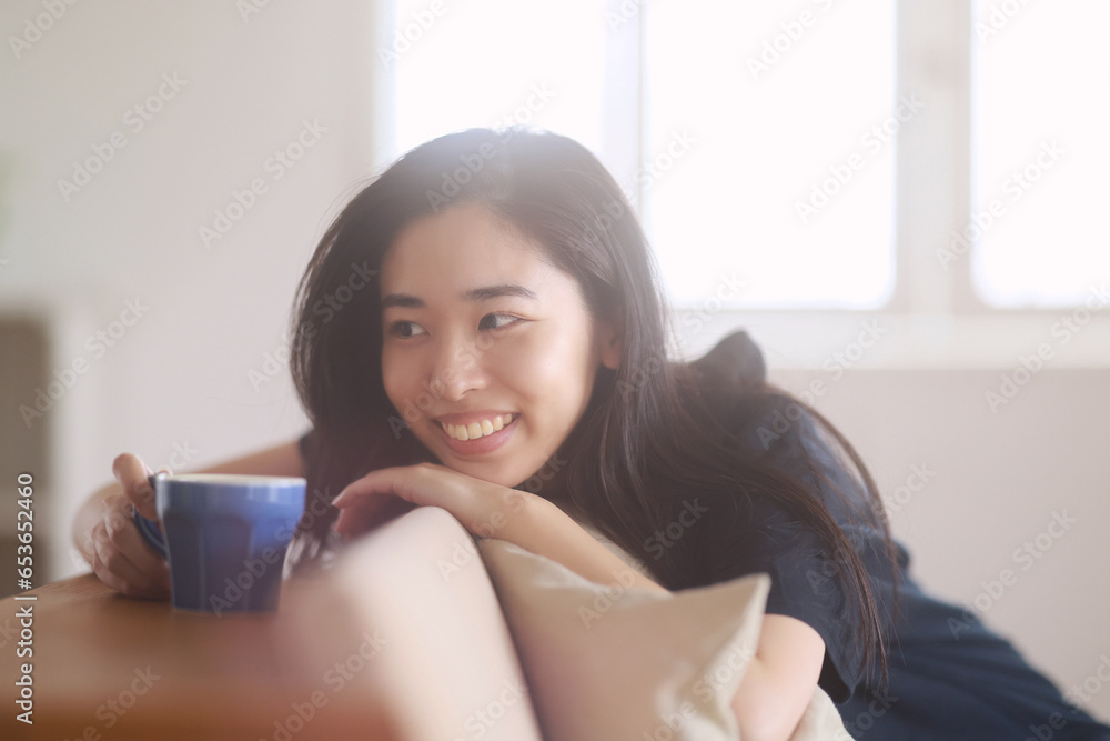 リビングでコーヒーを飲む女性 リビングでコーヒーを飲む女性