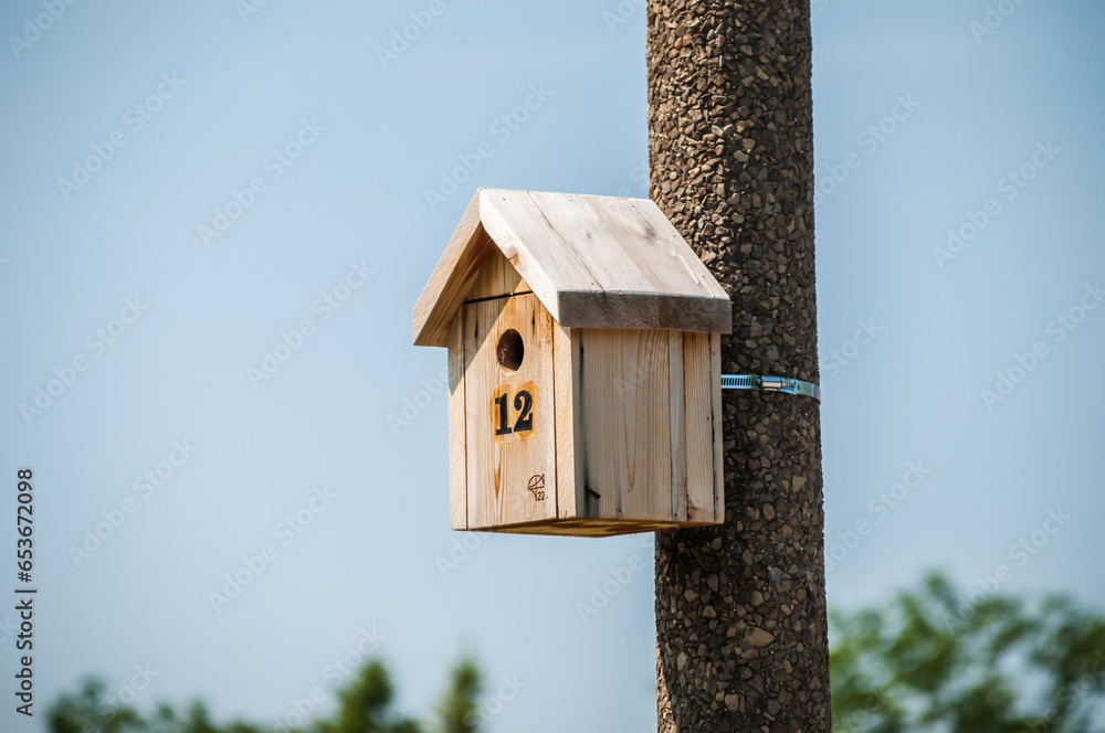 Nichoir pour oiseau attaché à un poteau. Nichoir pour oiseau attaché à un poteau.