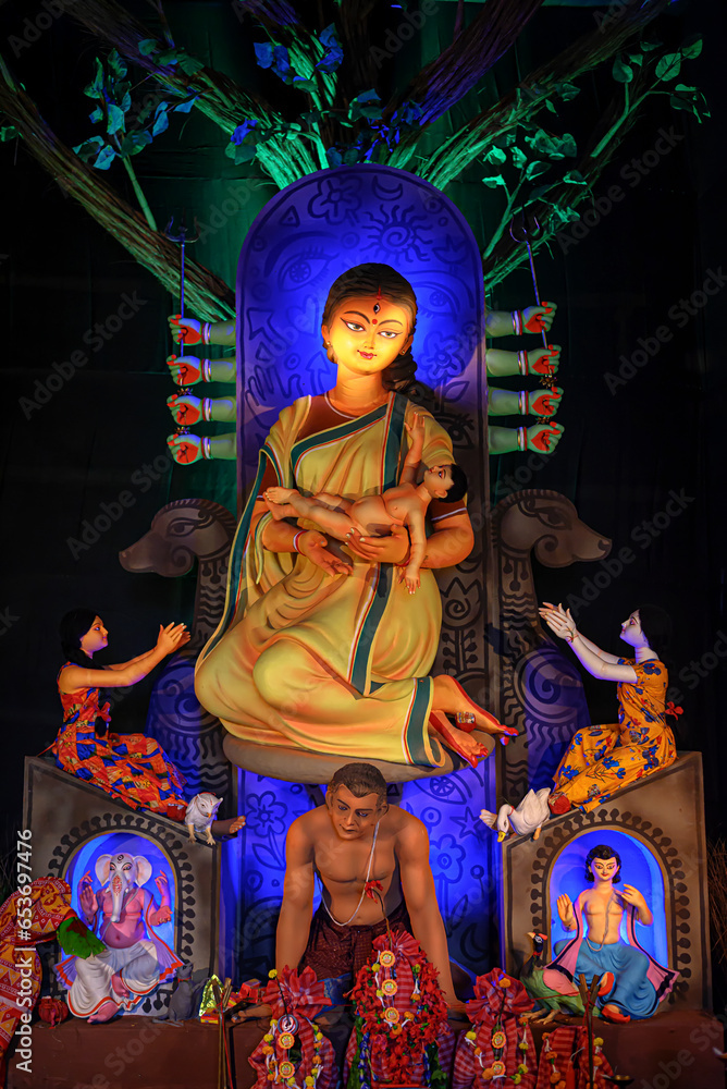 Obraz premium Idol of Goddess Devi Durga at a decorated puja pandal in Kolkata, West Bengal, India. Durga Puja is a famous and major religious festival of Hinduism that is celebrated throughout the world.