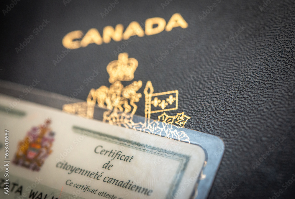 Kanadyjski paszport i certyfikat obywatelstwa. Obywatel kanady. Obywatelstwo. Commonwealth.  - obrazy, fototapety, plakaty 