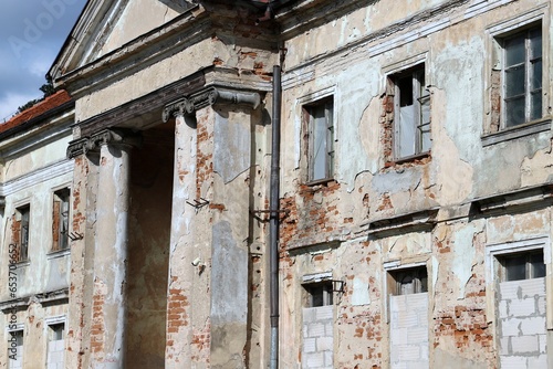 Stary opuszczony pałac na polskiej wsi