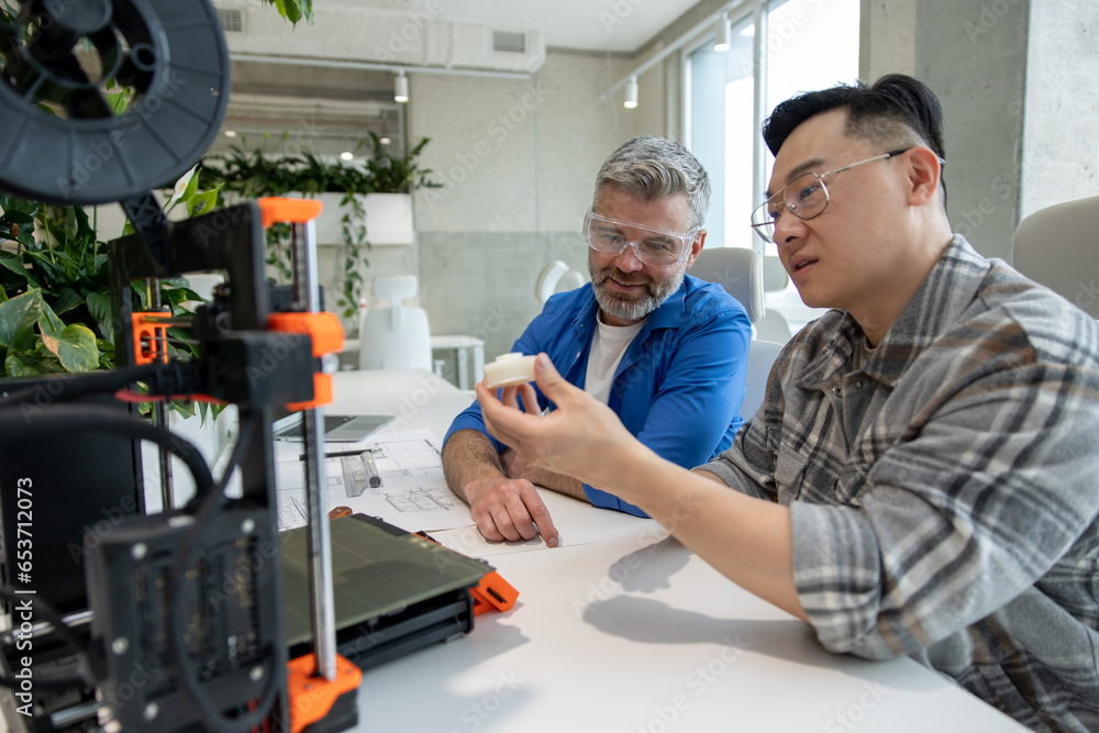 Obraz premium Scientists involved in setting up and developing 3D printers in the modern laboratory.