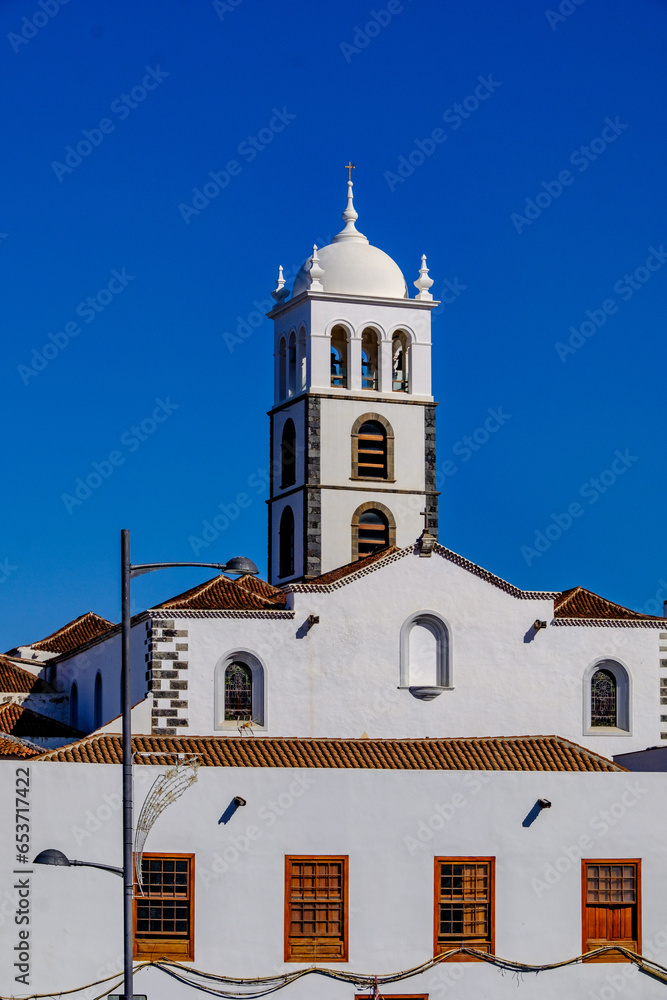 Die Kirche ist die Iglesia de Santa Ana, die Hauptkirche von Garachico. Sie wurde im 16. Jahrhundert erbaut und ist ein wichtiges historisches und kulturelles Wahrzeichen der Stadt.