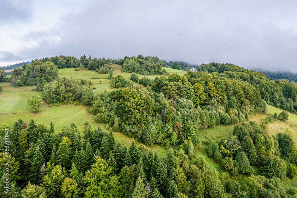 Koniaków, wieś w górach na Śląsku w Polsce latem. Pogoda pochmurna, bardzo klimatyczna.