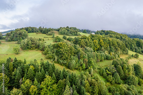 Koniaków, wieś w górach na Śląsku w Polsce latem. Pogoda pochmurna, bardzo kl...