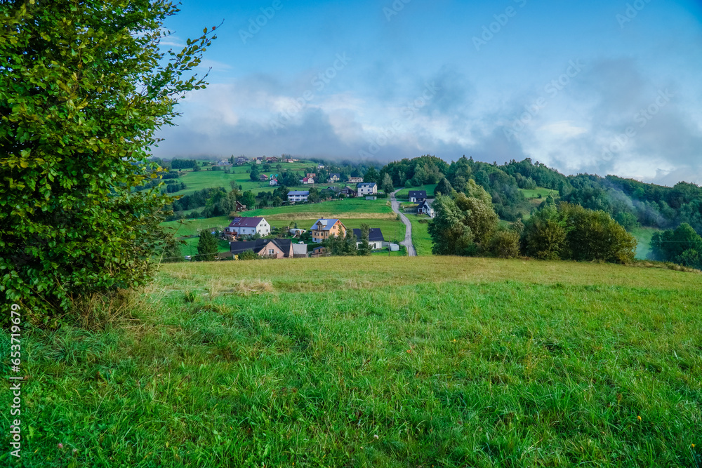 Koniaków, wieś w górach na Śląsku w Polsce latem. Pogoda pochmurna, bardzo klimatyczna.