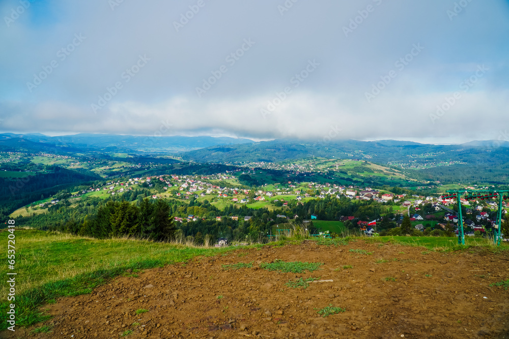 Góry, Beskid Śląski w Polsce widok z Ochodzitej w Koniakowie. Panorama latem w pochmurny dzień.