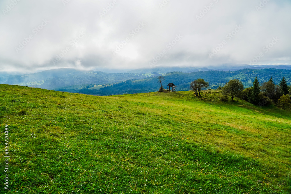 Góry, Beskid Śląski w Polsce widok z Ochodzitej w Koniakowie. Panorama latem w pochmurny dzień.